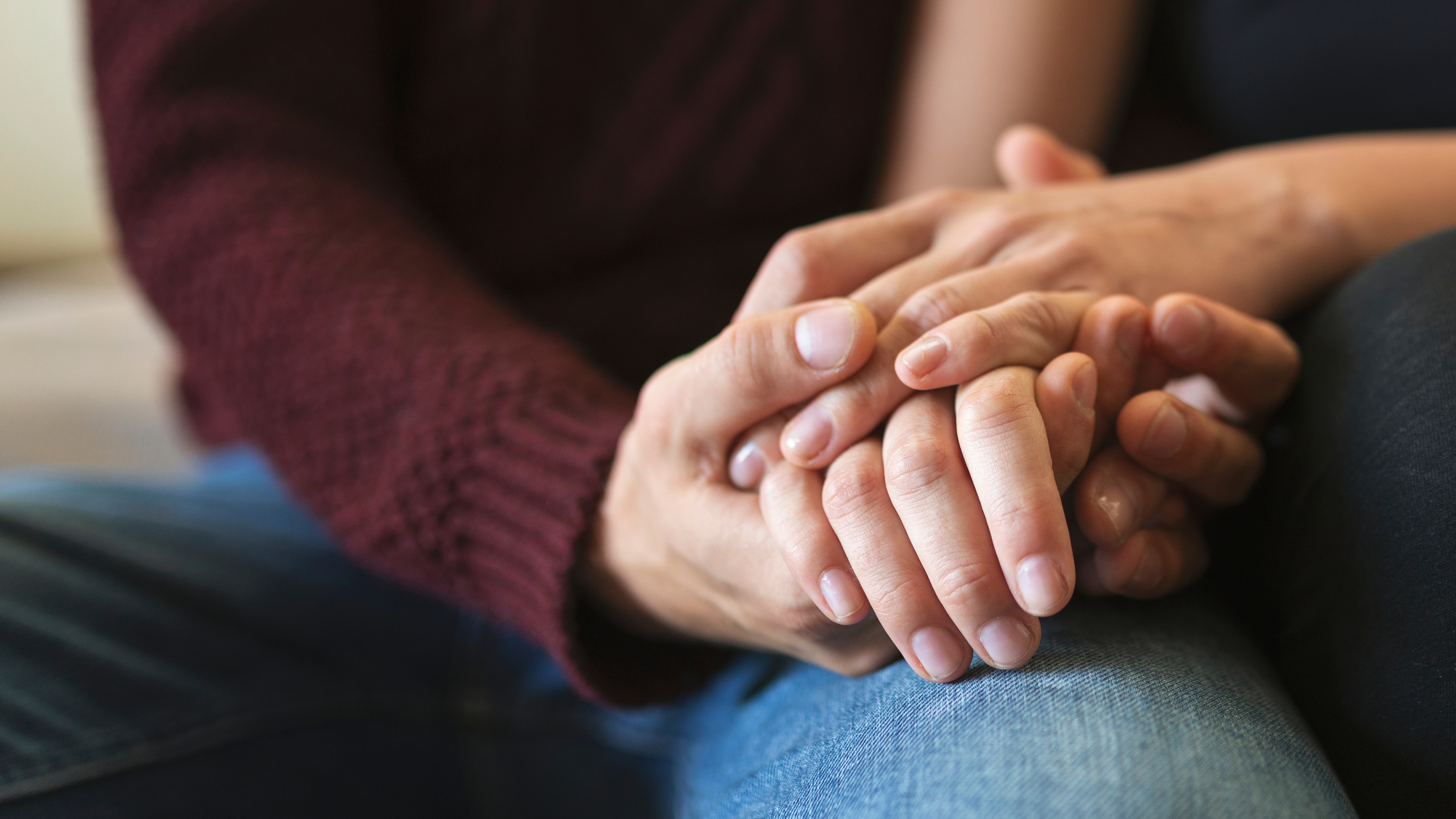 Pareja sosteniéndose las manos