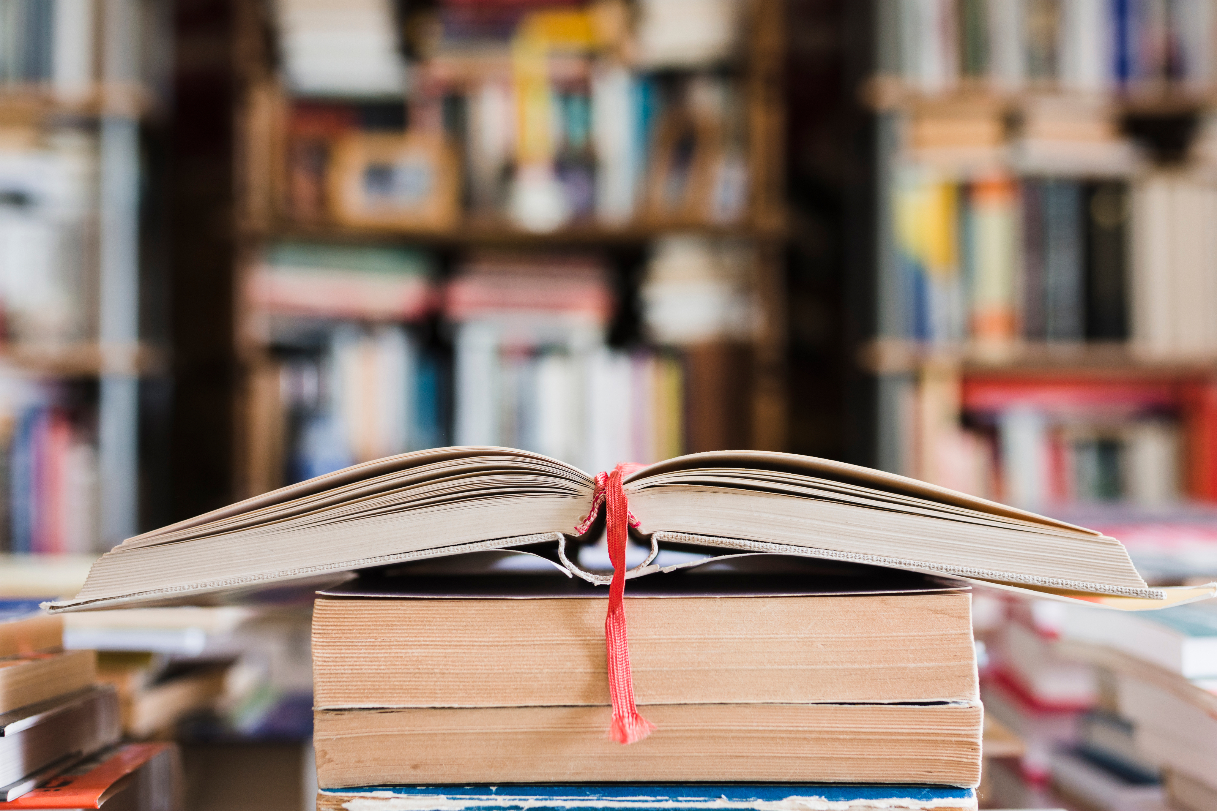 Pila de libros en una libreria