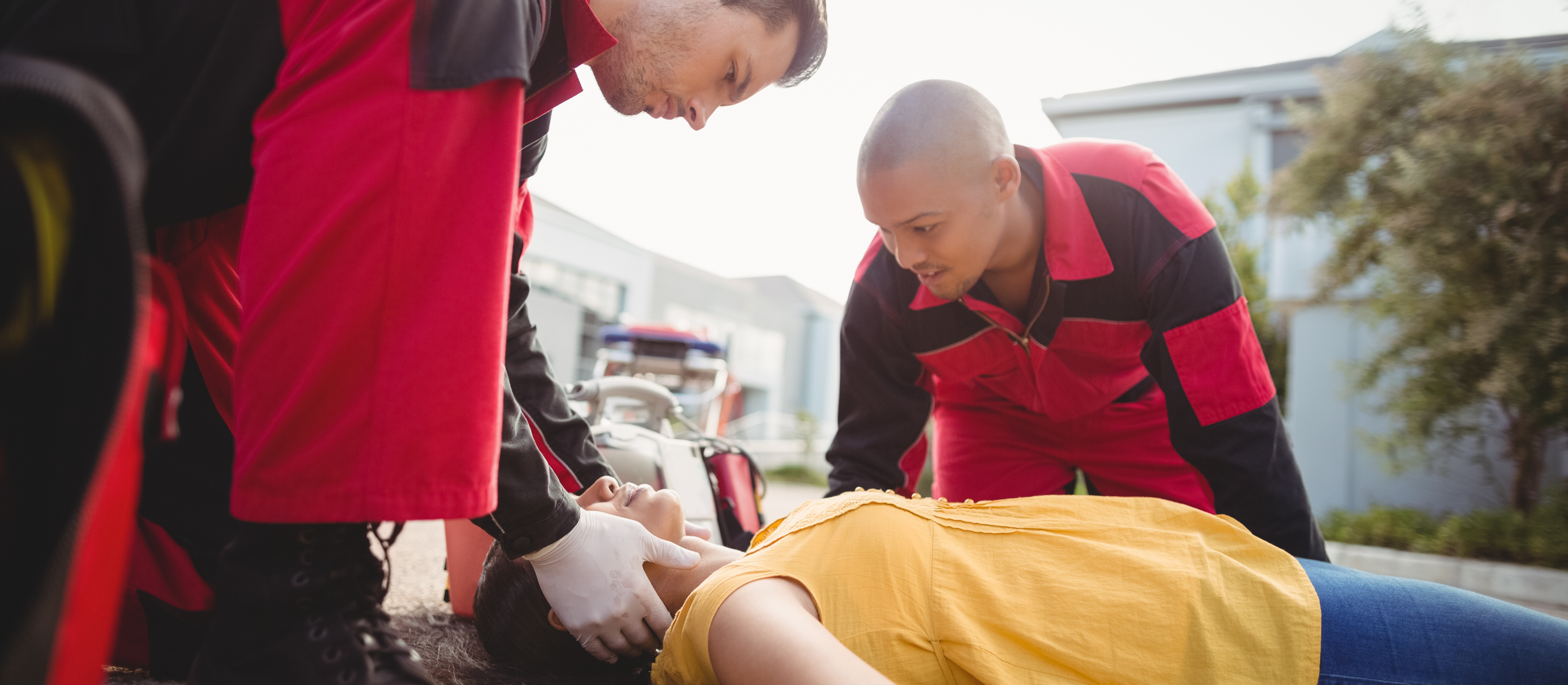 Mujer en camilla siendo atendida por dos enfermeros