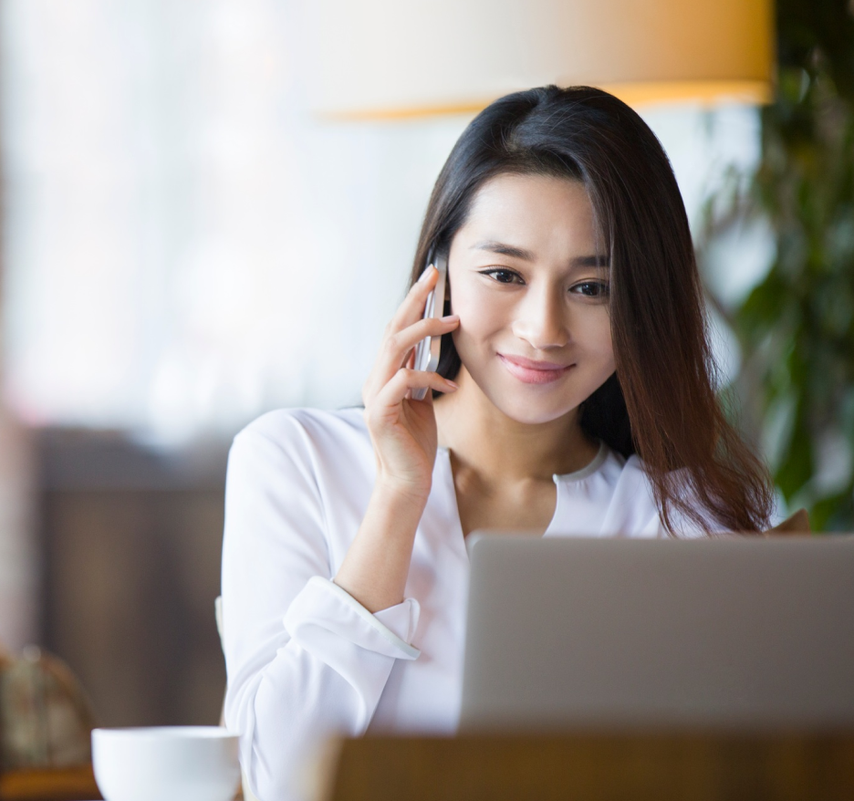 Mujer joven sonriendo en atención al cliente.