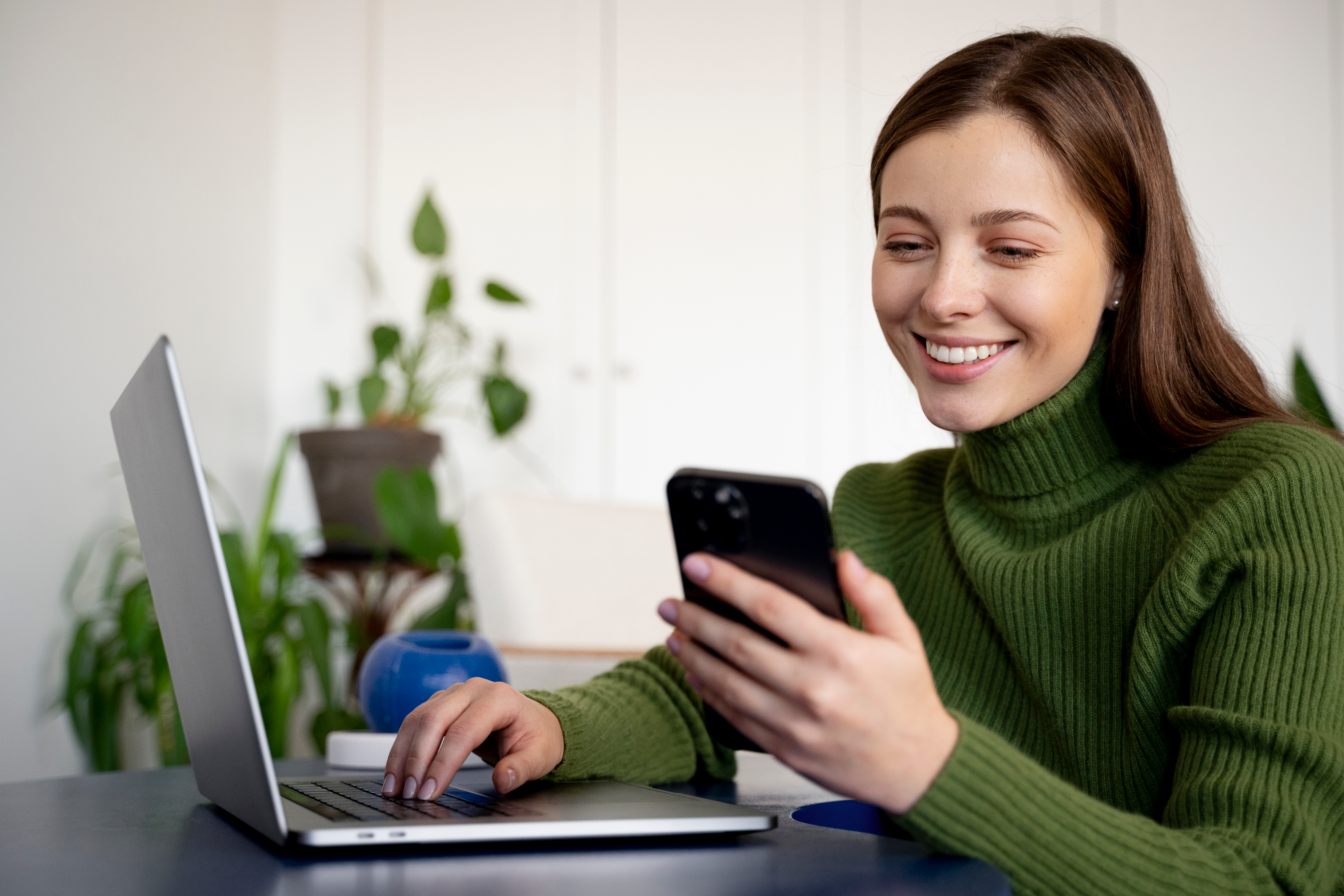 Mujer profesional sonriendo enfrente del celular
