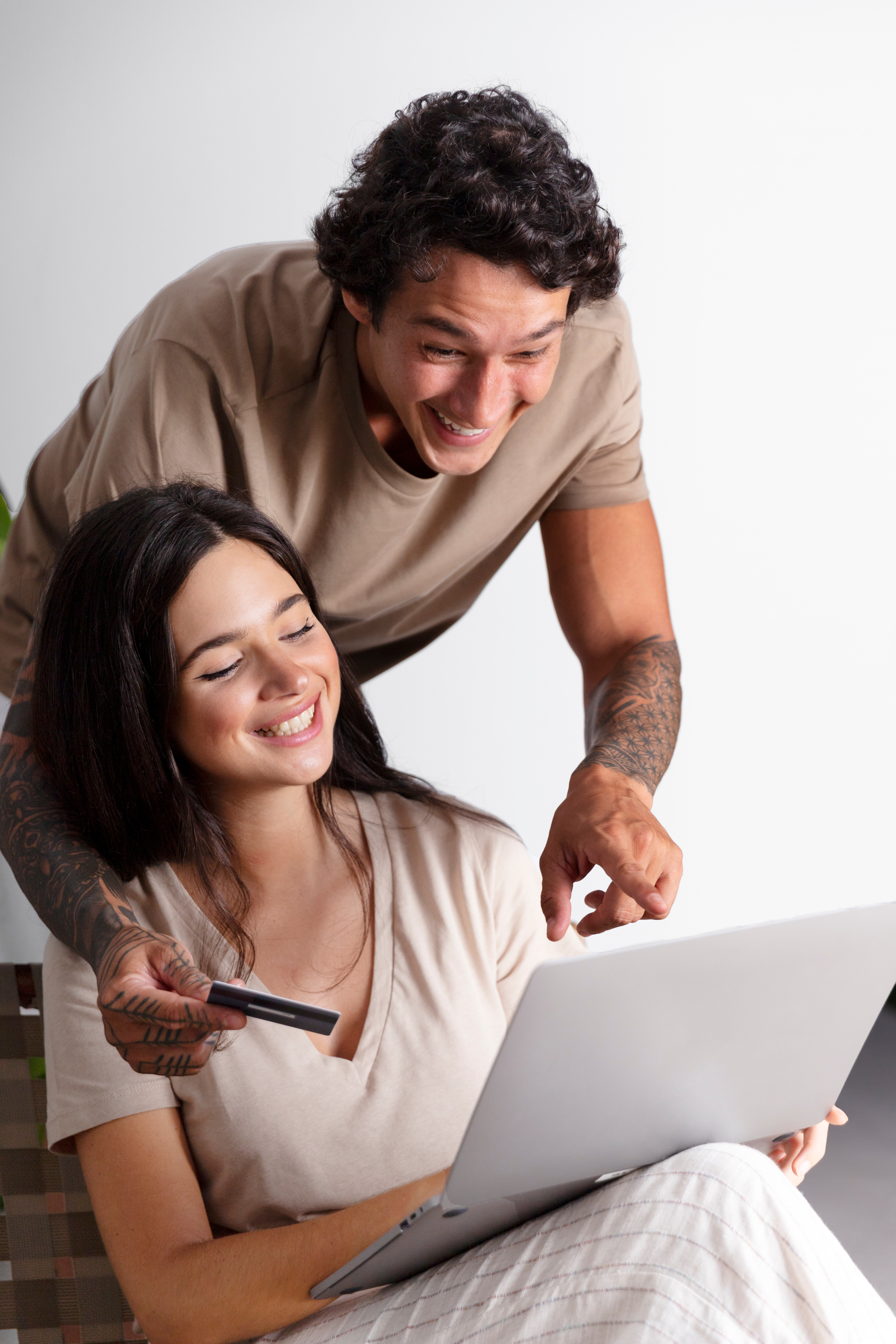 Mujer sonriente usando portátil en espacio de trabajo.