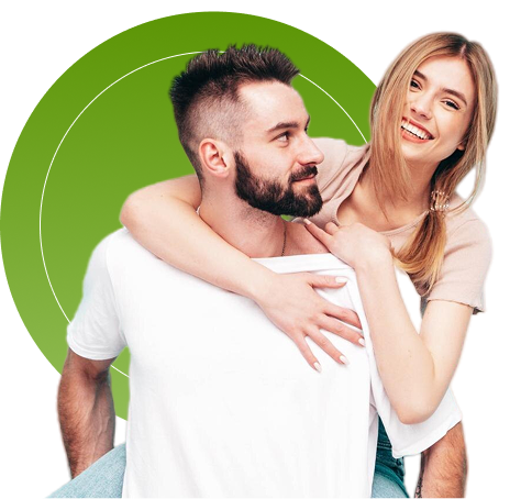 Pareja sonriente abrazándose en ambiente claro y moderno.