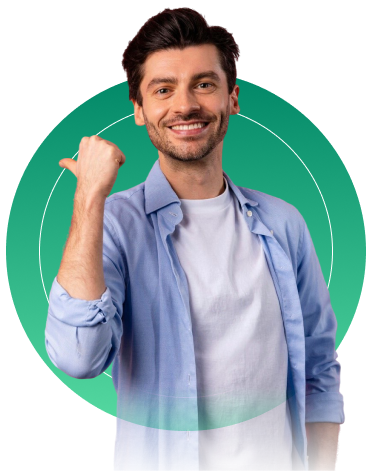 Hombre sonriendo señalando información de ayuda en pantalla.