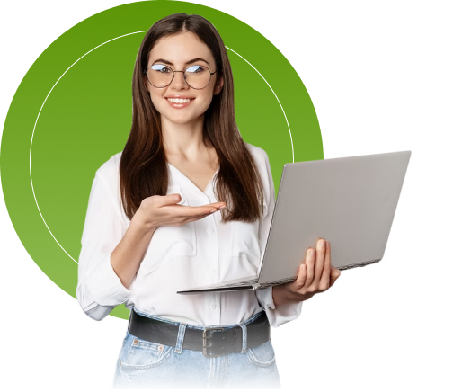 Mujer sosteniendo portátil y señalando información digital.