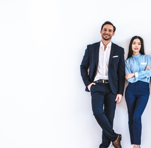 Una pareja de compañeros reposados sobre una pared