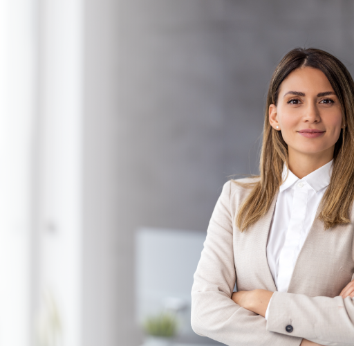 Una mujer sonriendo en una oficina